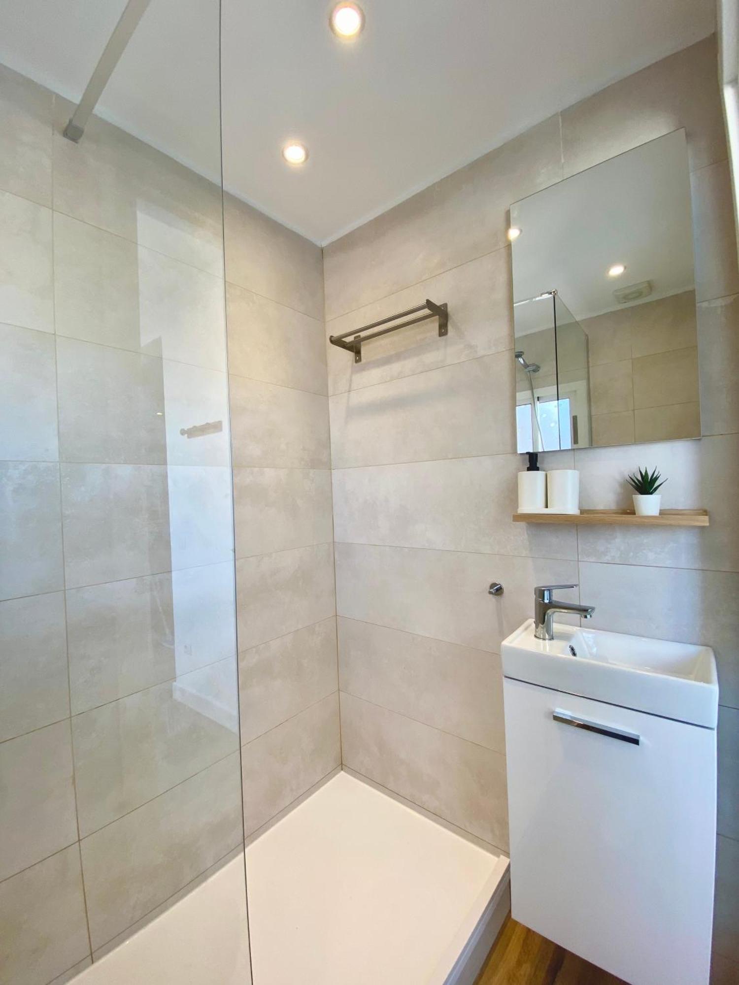 Suite Apartment Anselm Barcelona Cornellà de Llobregat Exterior foto